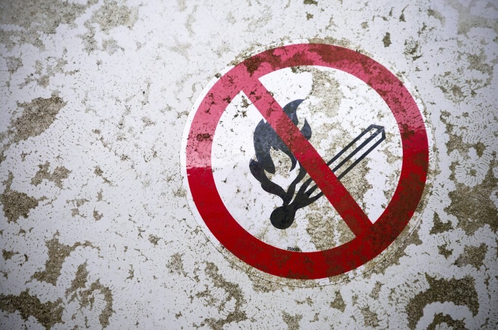 g5e33740bfe962c557ae3848ef268a45cc5f5665625ea1ff760597efdccf4c8813fb45dacb3664717c1265797886fde86db6abcb9e3b03763c6858cdd3620c419_1280-1128804 sign, fire, alert